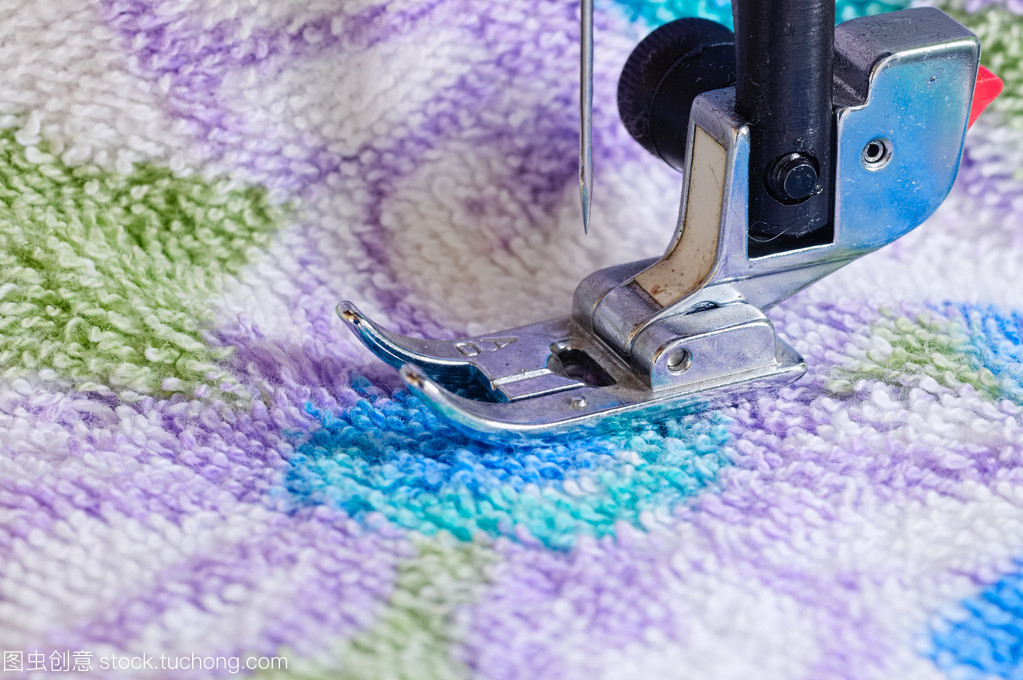 针线交响曲 服饰研发中缝纫机针与织物的微观对话