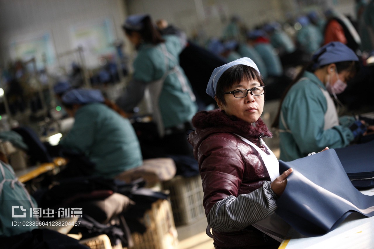 匠心织就潮流 淮北秋艳服装厂女工以巧手打造欧美风尚